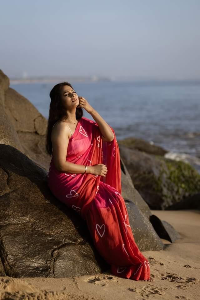 shining-with-gracefully-refined-aura-amidst-the-whirls-of-wind-and-the-swirls-of-waves-actress-ramya-pandian-steals-our-senses-in-these-latest-clicks